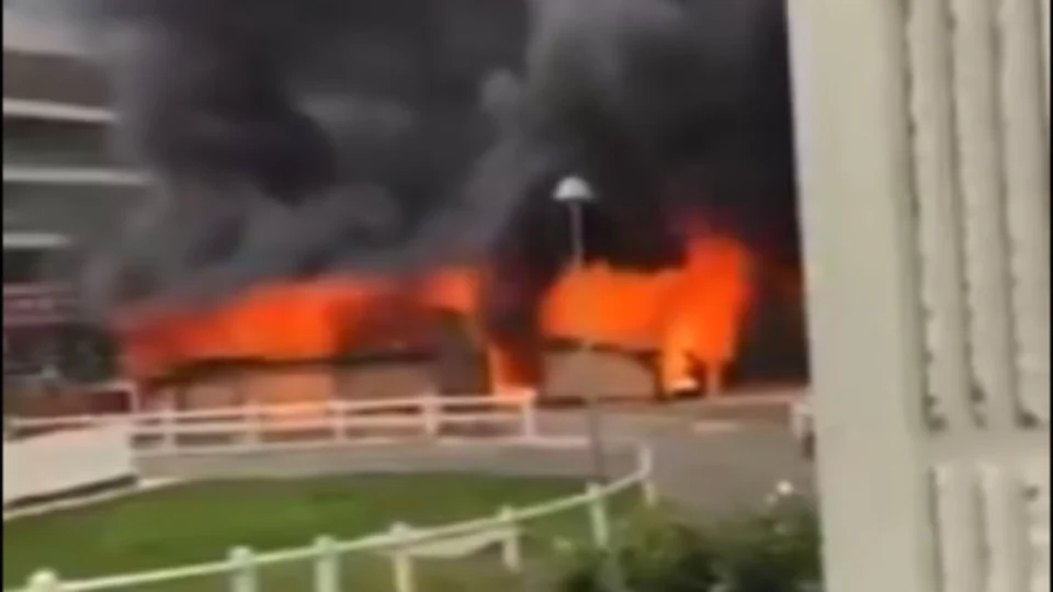 Esquerda reage com vandalismo à vitória da direita nas eleições na França