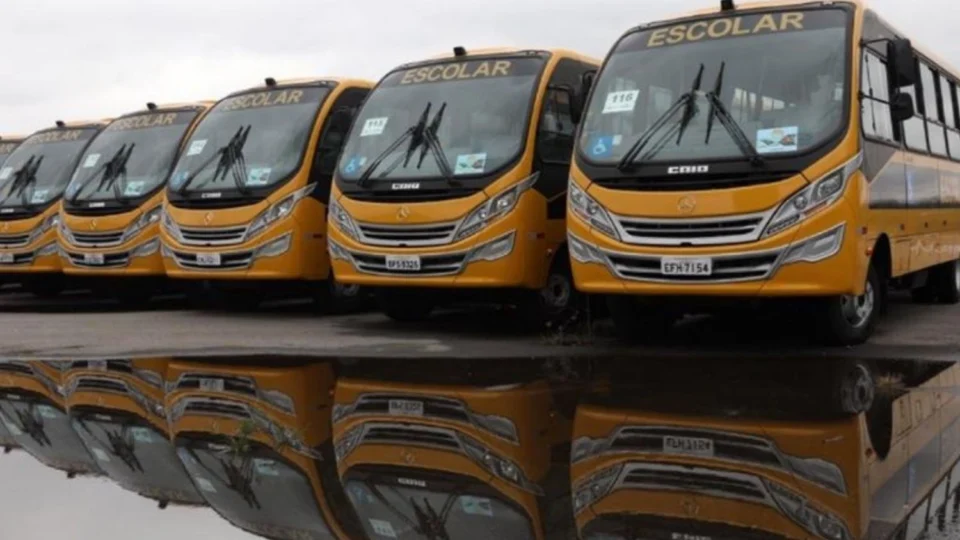 TCE-AM suspende licitação da SEMED para locação de ônibus por irregularidades