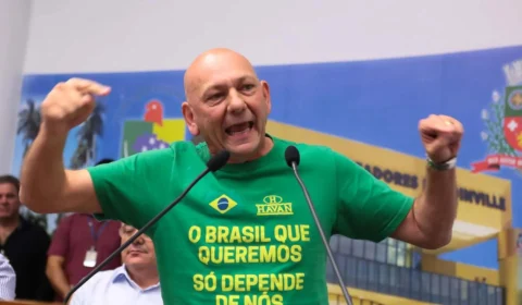 Regime Lula quer prender “Velho da Havan” por chamar manifestante da extrema-esquerda de “esquerdopata”