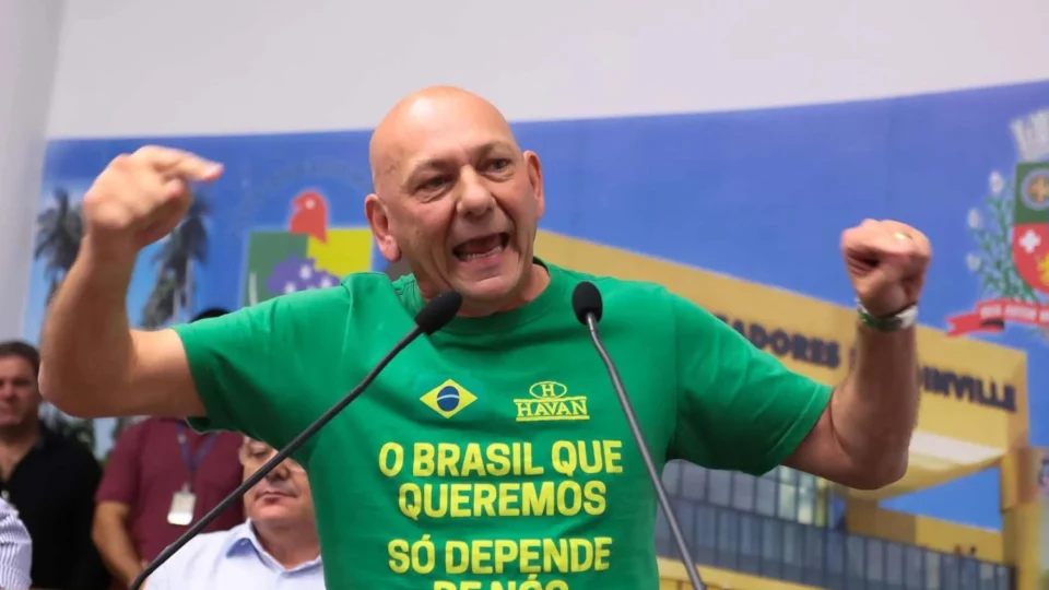 Regime Lula quer prender “Velho da Havan” por chamar manifestante da extrema-esquerda de “esquerdopata”