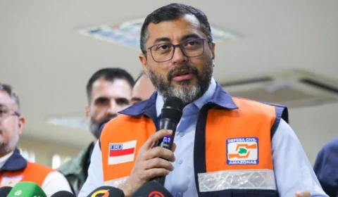 Wilson anuncia licenças prévias para instalação de portos provisórios no Amazonas durante a seca