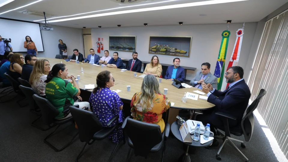 Wilson Lima anuncia reajuste de 3,69% para servidores da saúde do Estado