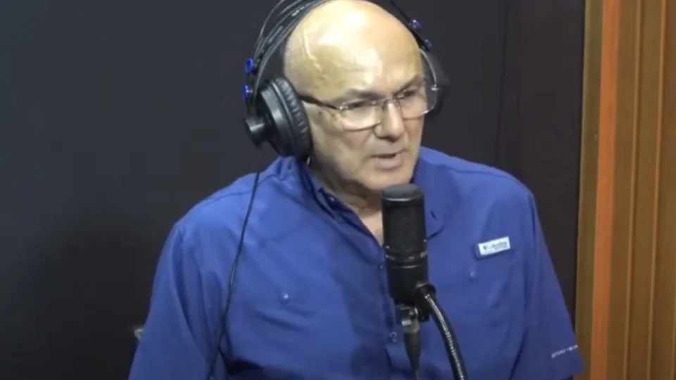 “Esquece Bolsonaro e Lula; a responsabilidade por Manaus é da população”, diz Menezes