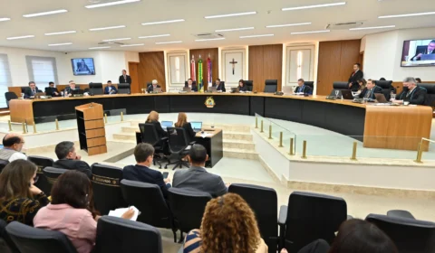 Por falta de quórum, TCE-AM suspende sessão com 63 processos em pauta
