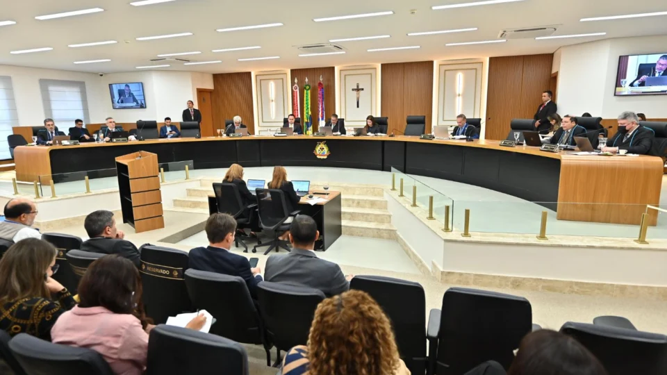 Por falta de quórum, TCE-AM suspende sessão com 63 processos em pauta