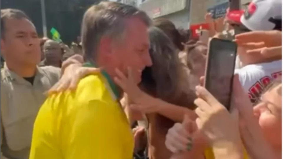 ‘Volta Bolsonaro’: público faz recepção calorosa ao ex-presidente no RJ