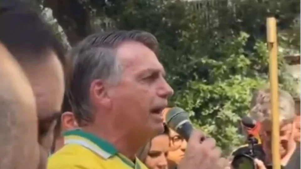 Bolsonaro desafia Globo a entrevista ao vivo sobre vacinas, joias e corrupção