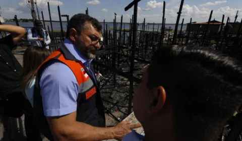 Wilson Lima anuncia auxílio de R$ 30 mil para cada família atingida por incêndio em Nhamundá