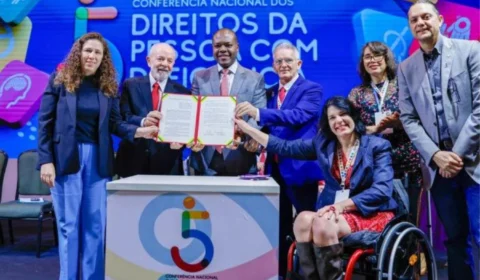 Lula lê discurso para evitar gafe com pessoas com deficiência