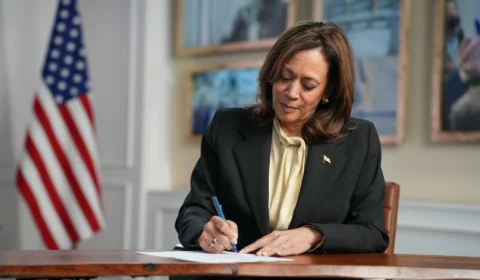 Kamala Harris é oficializada candidata pelos democratas
