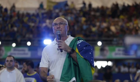 “Bolsonaro, na próxima vez, fale com nosso grupo se quiser encher a Arena”, declara Menezes