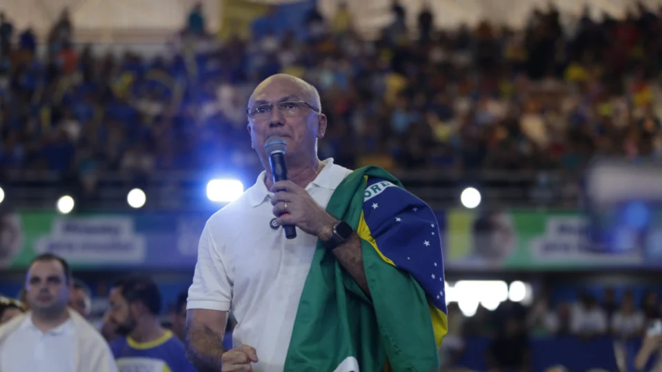 “Bolsonaro, na próxima vez, fale com nosso grupo se quiser encher a Arena”, declara Menezes