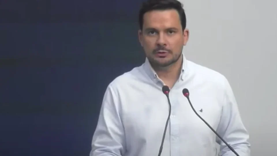 Alberto Neto ataca David Almeida: ‘Prefeito lambanceiro que só pinta e colore a cidade’