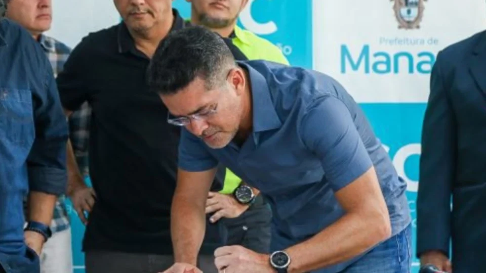 Às vésperas da eleição, David Almeida prorroga contrato de semáforos inteligentes por R$ 22 milhões