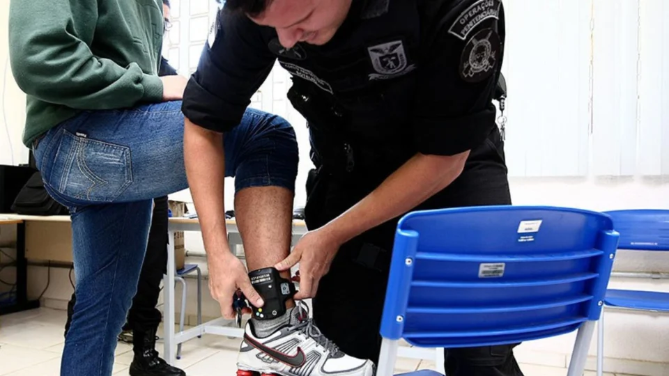 Projeto cobra do condenado o pagamento de custos com tornozeleira eletrônica