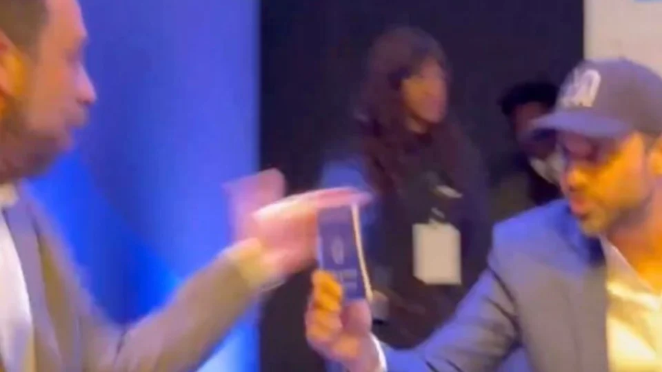 Com carteira de trabalho, Marçal ‘exorciza’ Boulos, que reage com tapa