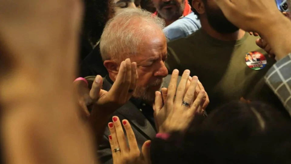 PT prepara cartilha para invadir igrejas evangélicas com o comunismo