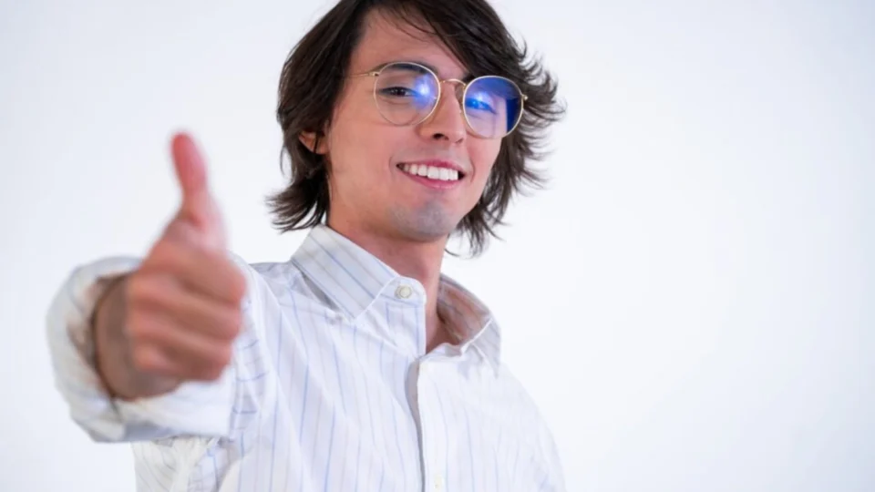 Amom lidera com folga na popularidade digital entre candidatos à Prefeitura de Manaus