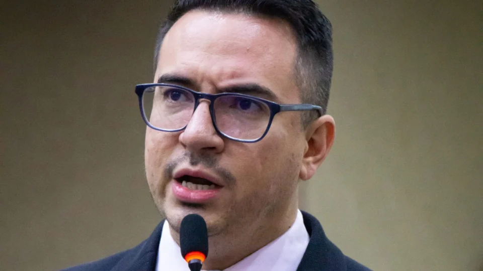 Rodrigo Guedes denuncia assédio moral a professores da rede pública na CMM