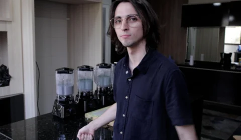 Reciclagem Eleitoral: Amom utiliza ‘santinhos’ de adversários para fazer material de campanha