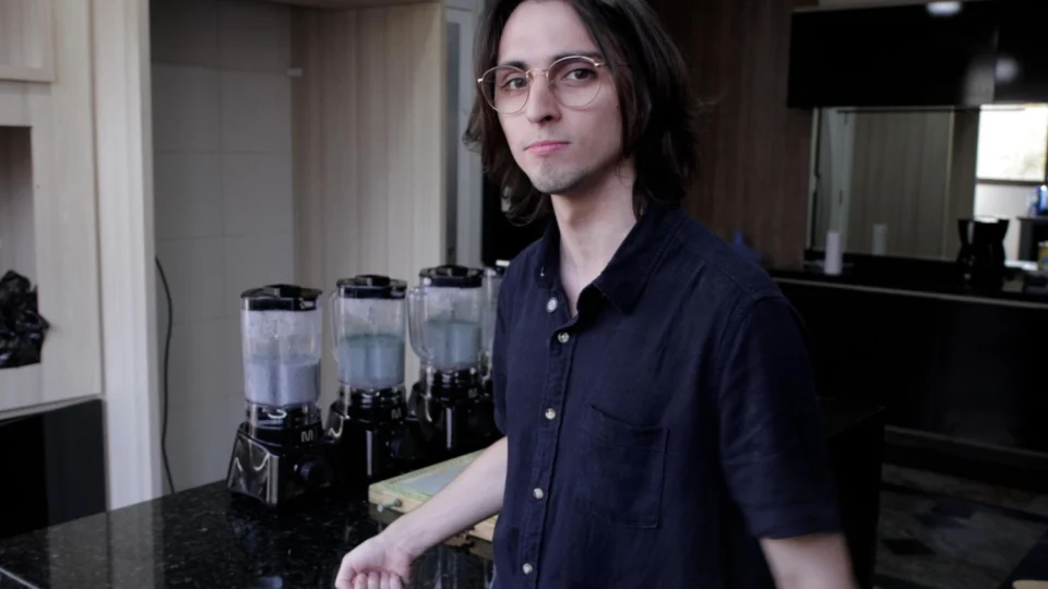 Reciclagem Eleitoral: Amom utiliza ‘santinhos’ de adversários para fazer material de campanha