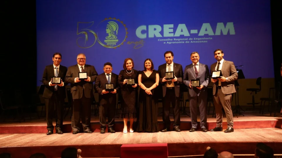 Em solenidade de 50 anos, Crea-AM homenageia autoridades e profissionais