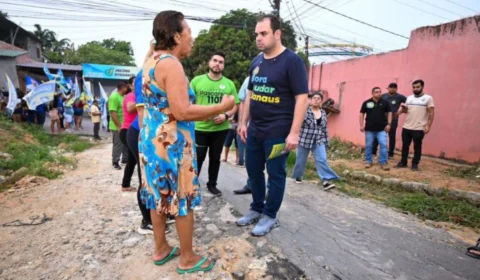 Em caminhada no Campos Sales, Roberto Cidade critica ruas esburacadas
