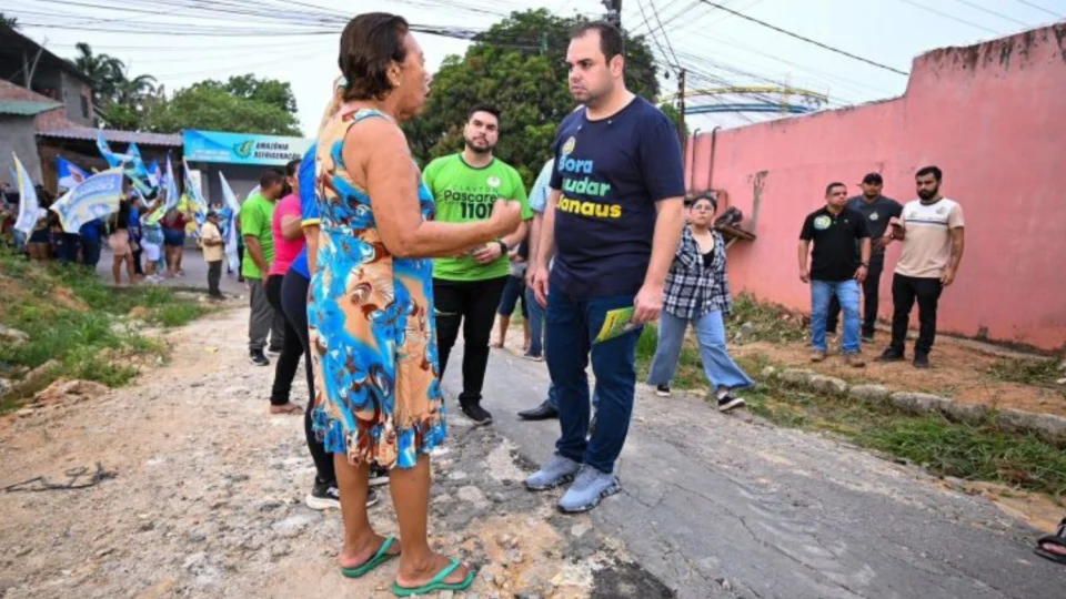 Em caminhada no Campos Sales, Roberto Cidade critica ruas esburacadas