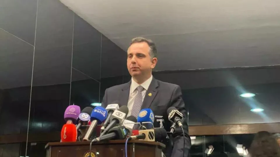 Deputados criticam bloqueio do X no Brasil e cobram reação do Senado