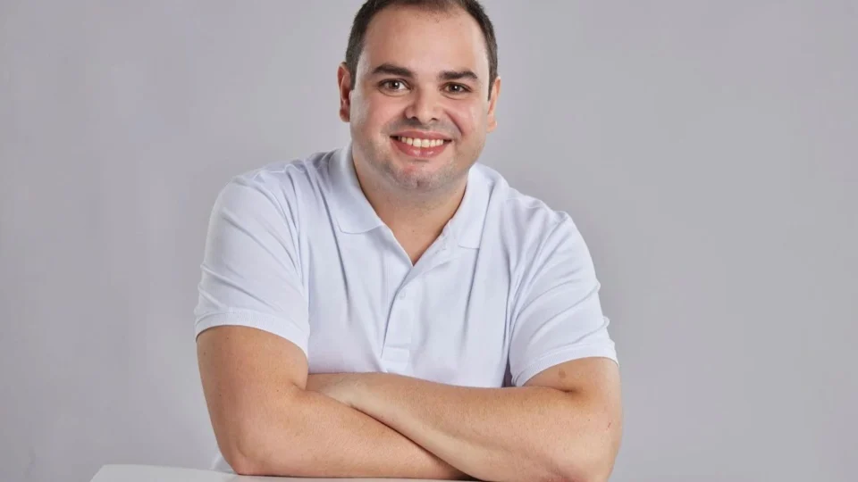 David se distancia de Amom e Cidade quase dobra intenções de voto em pesquisa