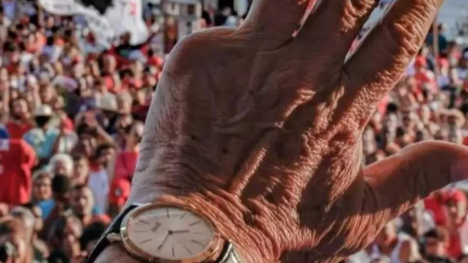 Relógio de ouro que Lula levou entra na pauta do TCU