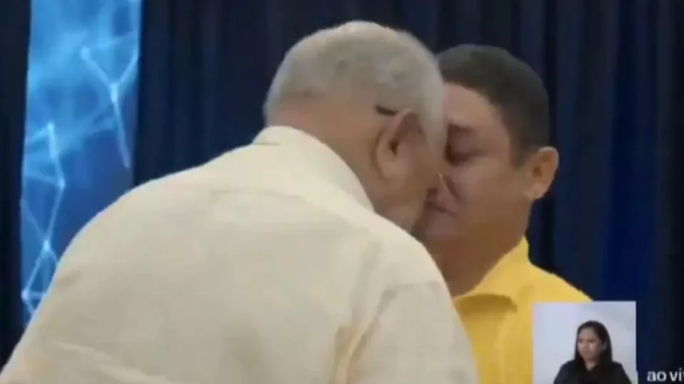 Prefeito de Teresina dá cabeçada em rival durante debate na TV