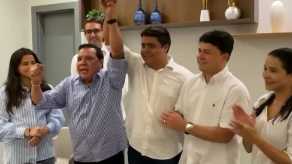 Em vídeo, Adail anuncia filho como vice e lamenta “atentado à democracia”