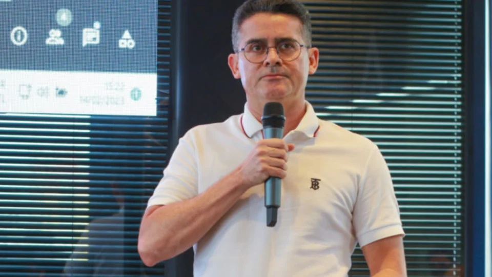 Justiça Eleitoral mantém multa de R$ 5 mil a David Almeida por propaganda antecipada em Manaus