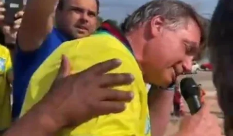 Bolsonaro é atacado por abelhas e locutor brinca com a situação