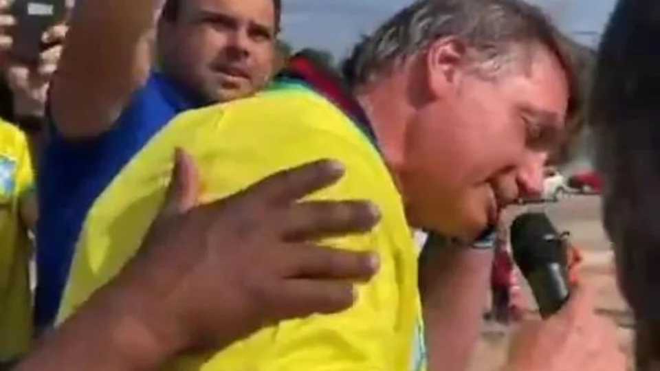 Bolsonaro é atacado por abelhas e locutor brinca com a situação