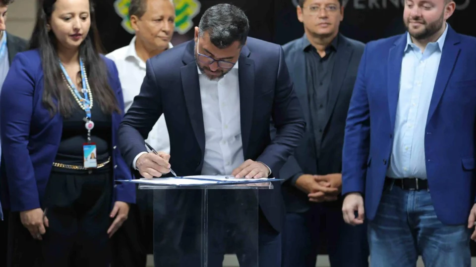 Wilson Lima assina contrato de construção de residencial do Amazonas Meu Lar no Novo Aleixo