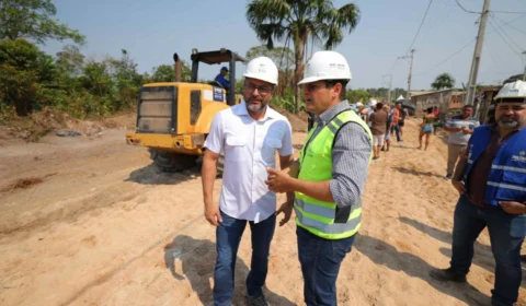 Wilson Lima vistoria obras de saneamento do programa Asfalta Amazonas no bairro Tarumã
