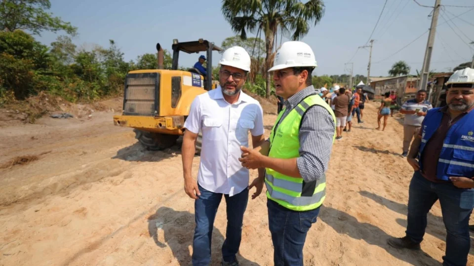 Wilson Lima vistoria obras de saneamento do programa Asfalta Amazonas no bairro Tarumã