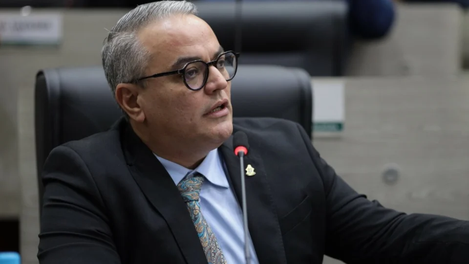 “Por que o prefeito está com medo das CPIs?”, questiona Lissandro sobre base de David Almeida