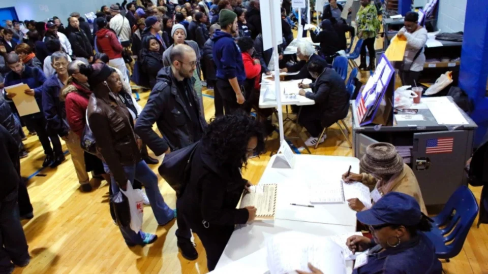 Votação presencial para eleição dos EUA começa em três estados