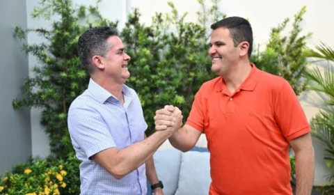 David Almeida é multado em R$ 25 mil por omitir nome de Renato Junior em materiais de campanha