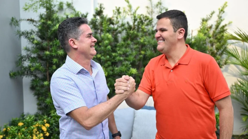 David Almeida é multado em R$ 25 mil por omitir nome de Renato Junior em materiais de campanha