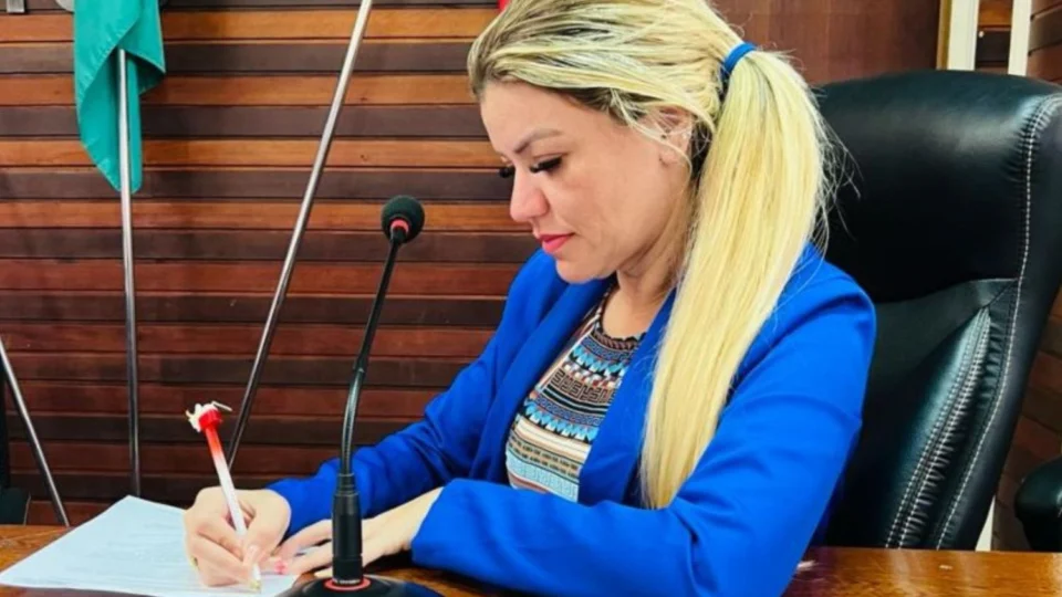 Justiça Eleitoral determina impugnação da candidatura de nora do prefeito de Anamã