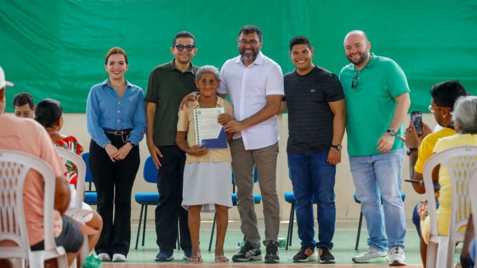 Wilson Lima entrega títulos definitivos e anuncia investimentos em Infraestrutura em Parintins