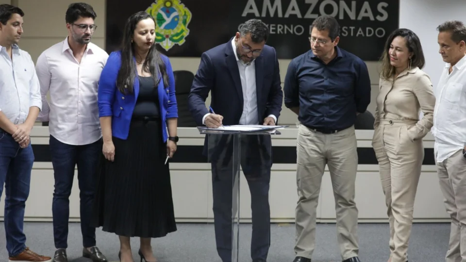 Wilson Lima assina contrato para construção de residencial do Amazonas Meu Lar em Petrópolis