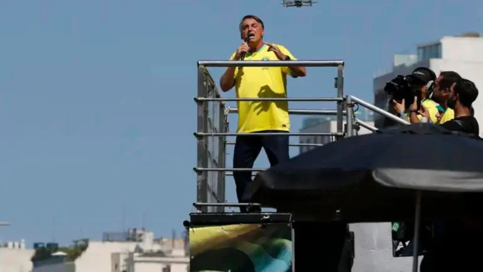 Ato com Bolsonaro terá discurso duro e bonecos gigantes de Moraes e Pacheco