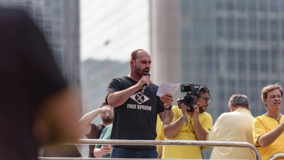 Vídeo: Eduardo Bolsonaro chama Moraes de “psicopata” em protesto na Paulista