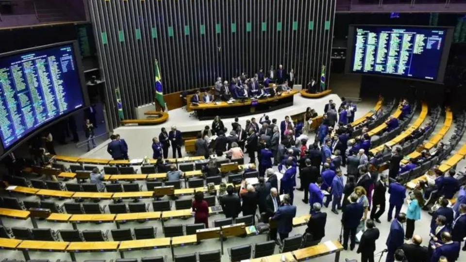 Câmara: CCJ vota anistia a presos do 8/1 e analisa projetos contra STF