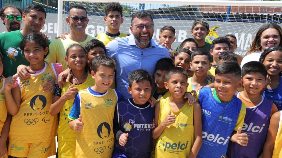 Wilson Lima entrega quadra revitalizada na comunidade Jesus Me Deu, zona norte de Manaus